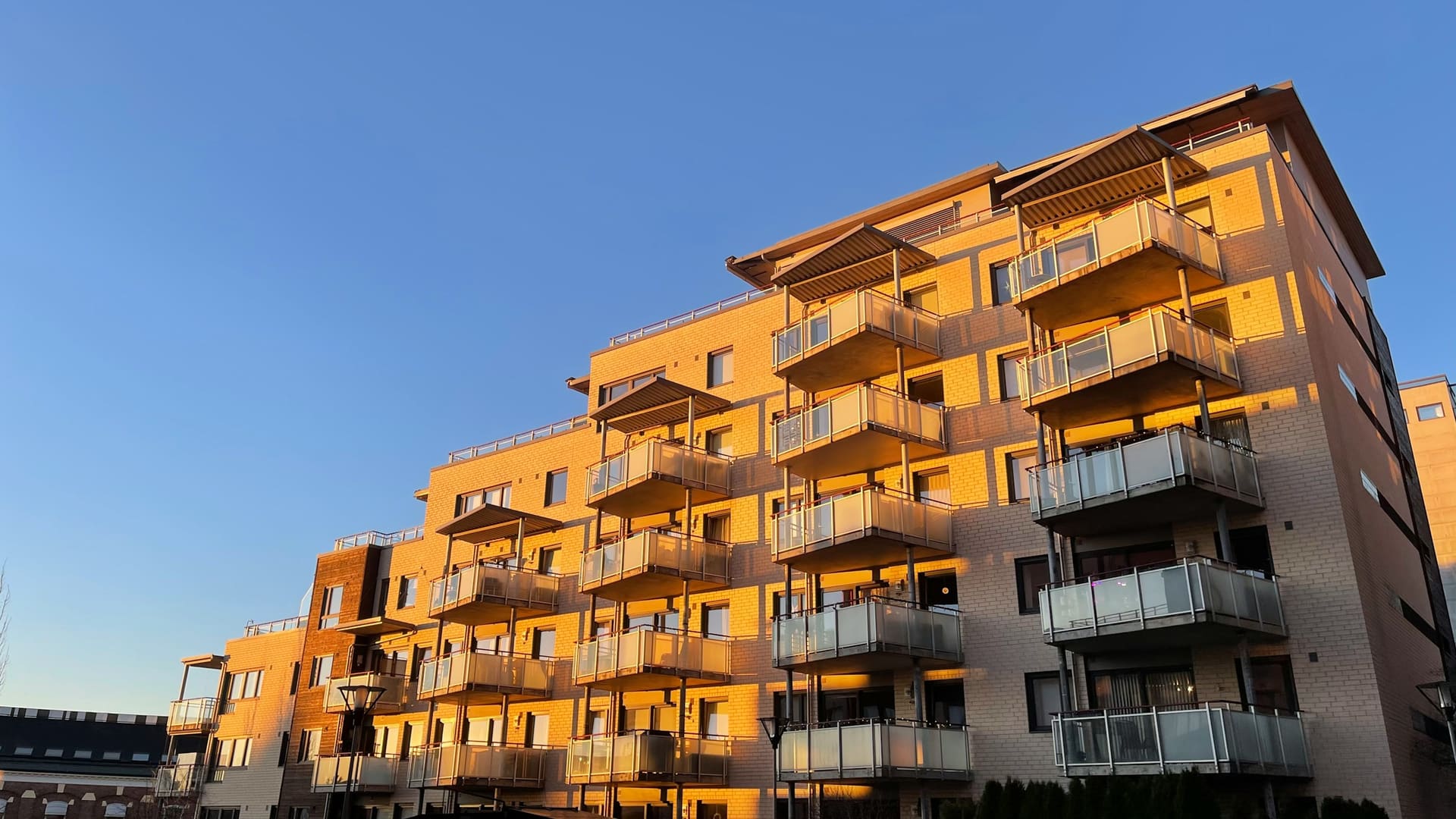 Boligblokk i Oslo med balkonger og fasader