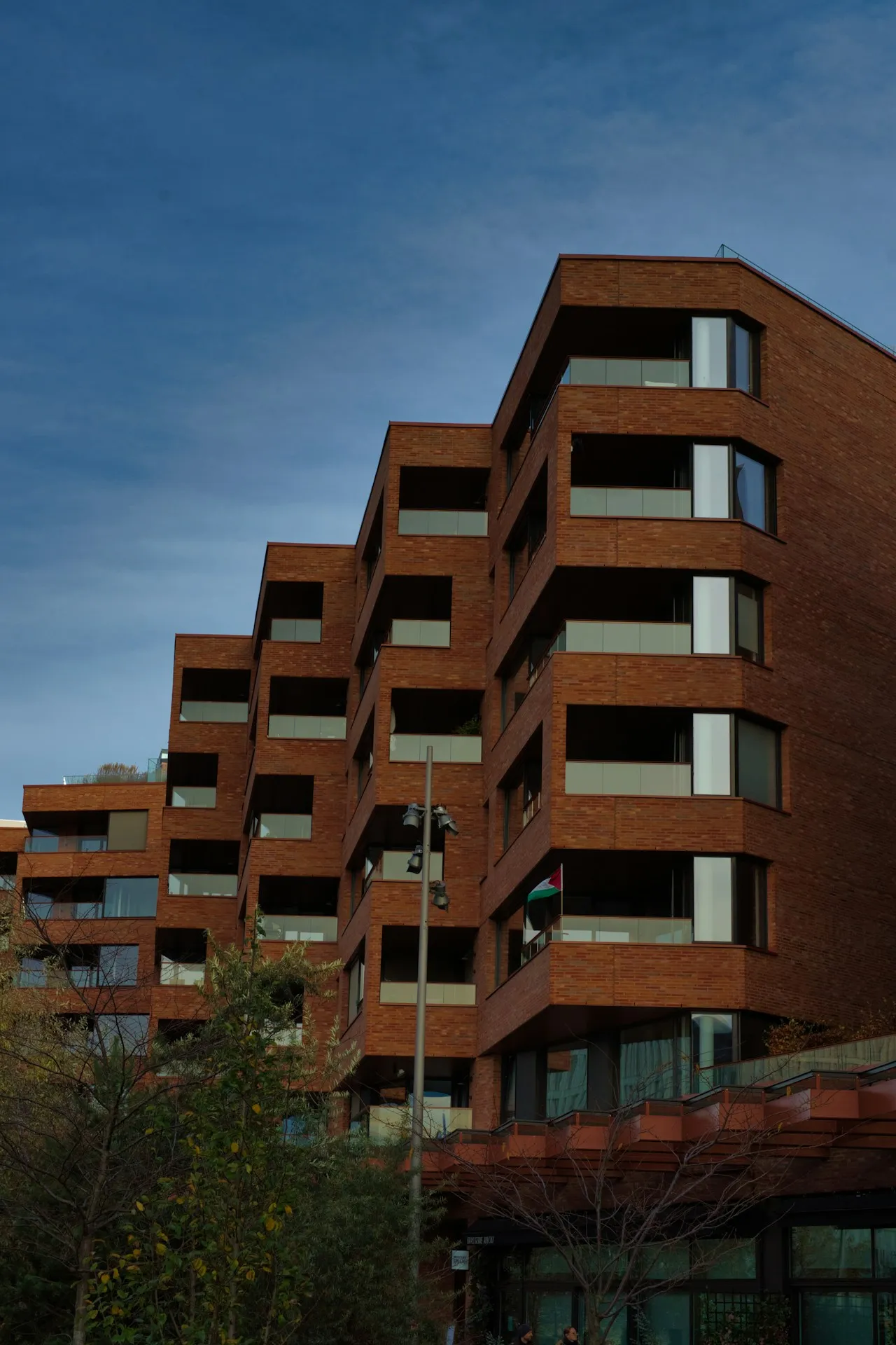 Teglsteinsfasade med balkonger på boligbygg i Oslo